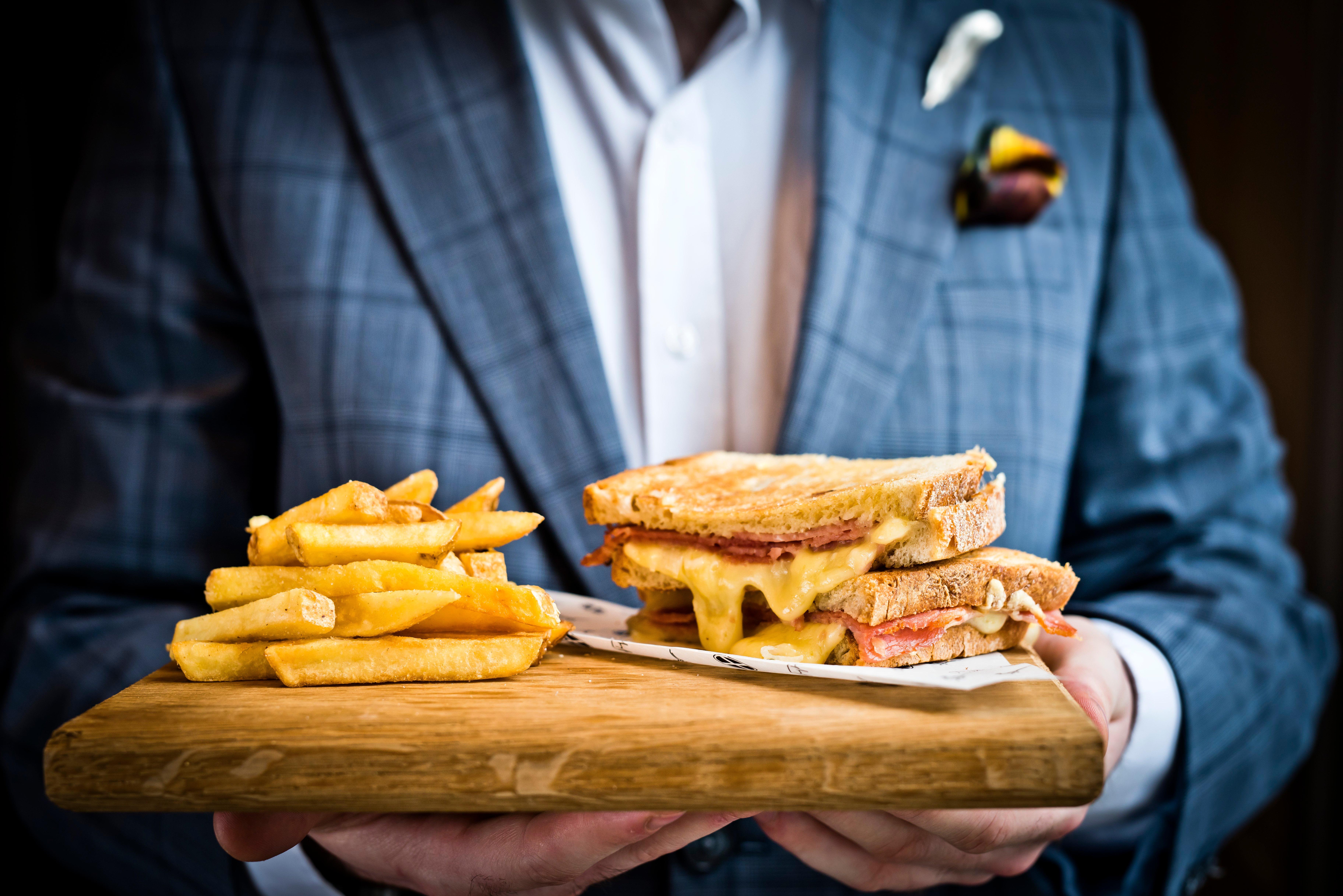 Kimpton Blythswood Square Hotel & Spa By Ihg Glasgow Luaran gambar A toasted ham and cheese sandwich with chips