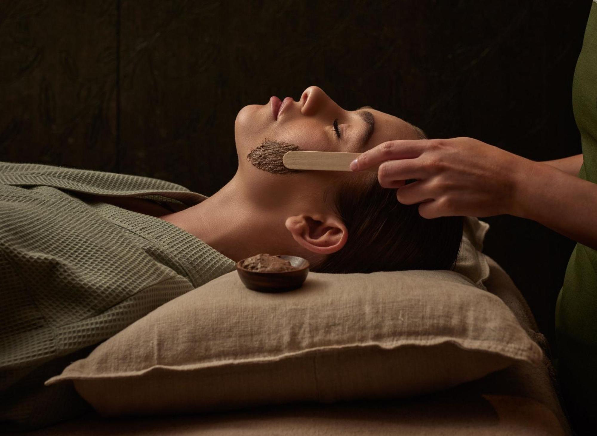 Kimpton Blythswood Square Hotel & Spa By Ihg Glasgow Luaran gambar A woman receiving a facial treatment