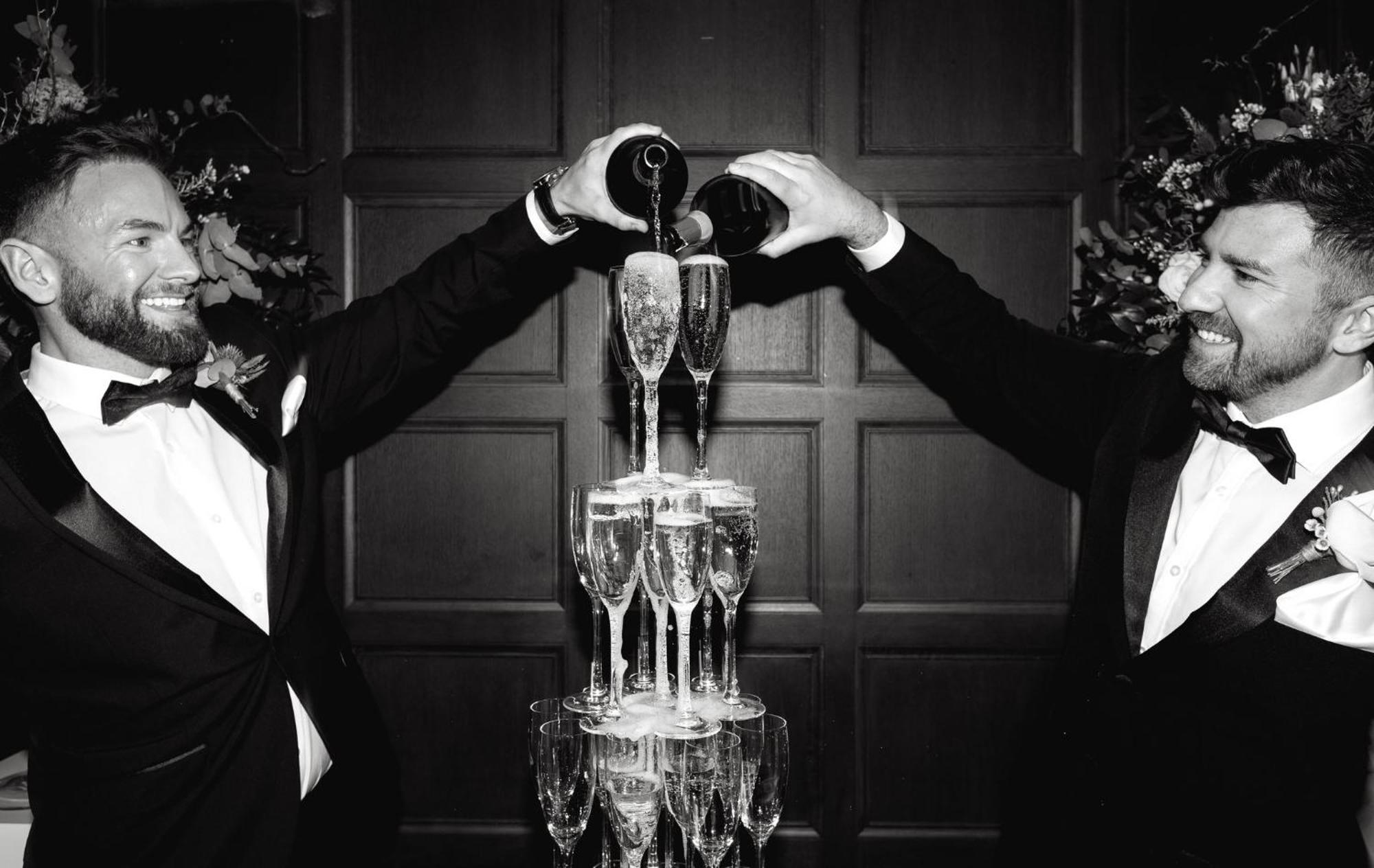 Kimpton Blythswood Square Hotel & Spa By Ihg Glasgow Luaran gambar Champagne being poured into a champagne tower