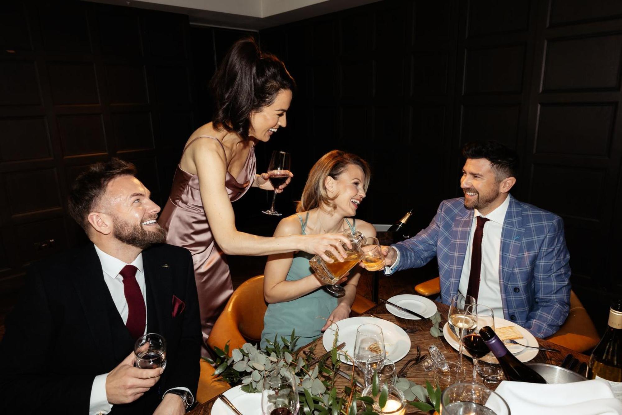 Kimpton Blythswood Square Hotel & Spa By Ihg Glasgow Luaran gambar A group of people dining together